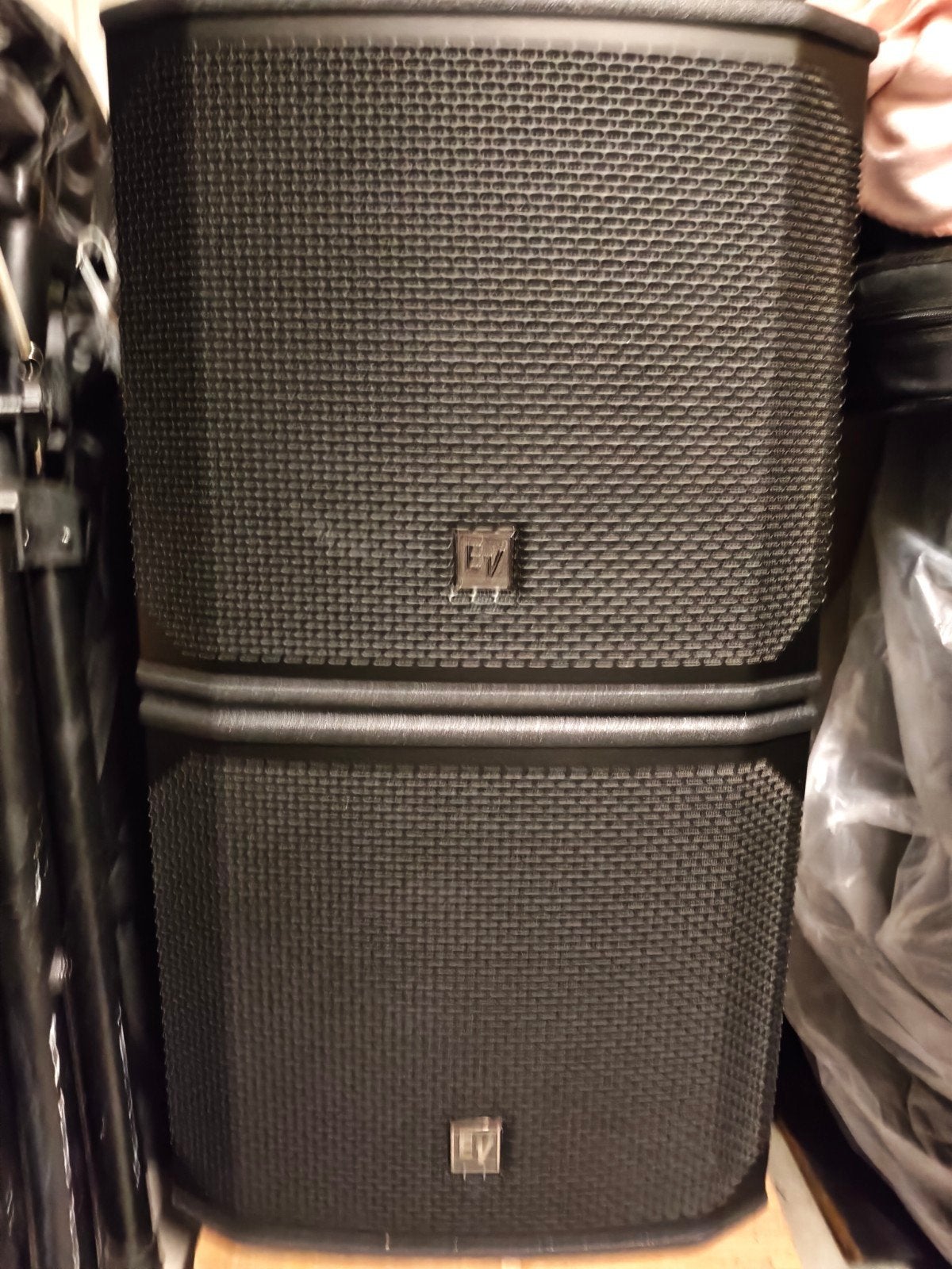 Twee EV ELX200-12SP actieve subwoofers