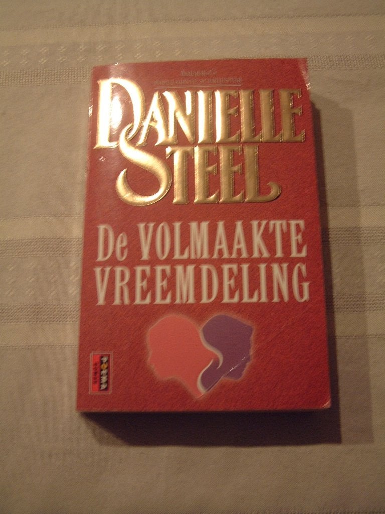 boek Danielle Steel de volmaakte vreemdeling, Boeken, Romans, Ophalen of Verzenden, Gelezen