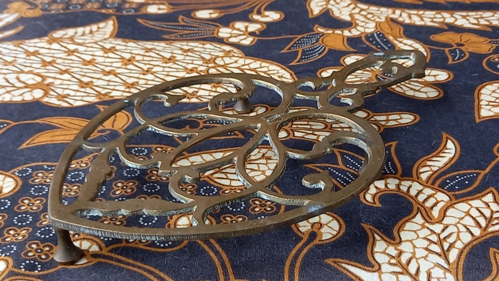 Antieke onderzetter uit Engeland van koper 22,2 cm. uit 1900, Antiek en Kunst, Ophalen of Verzenden, Koper