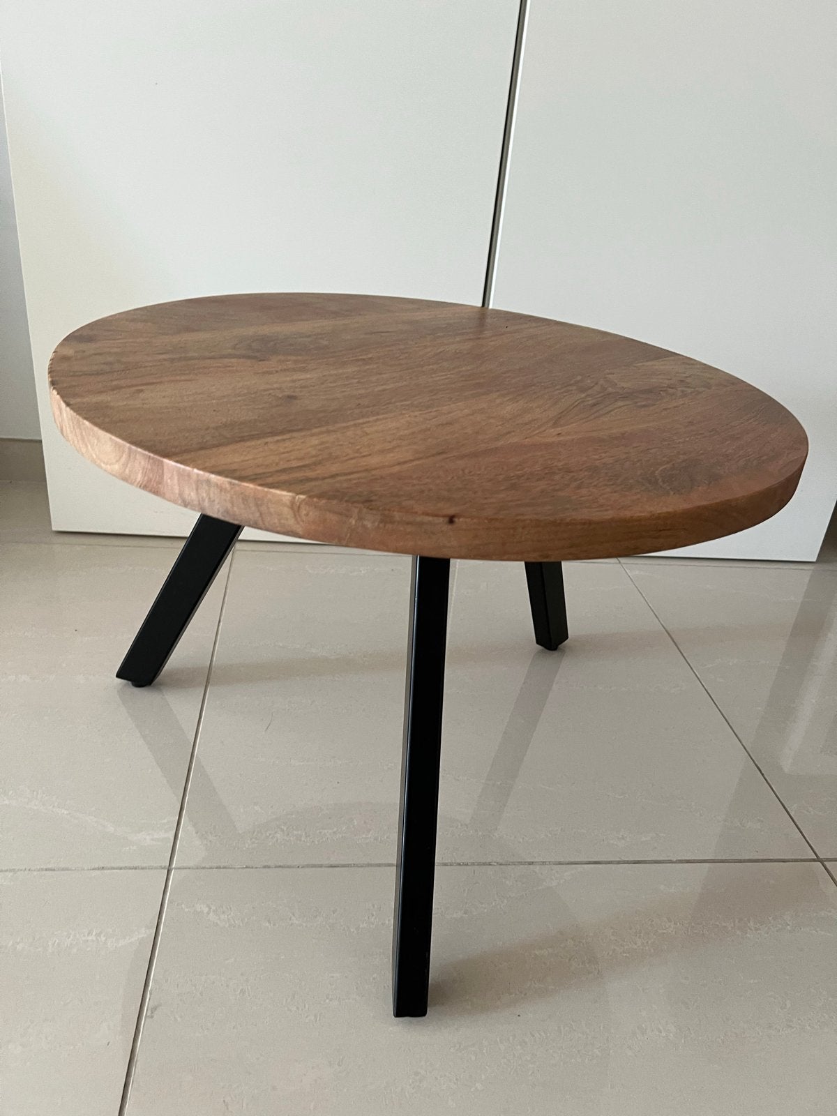 Ronde salontafel van mangohout met metalen poten, Huis en Inrichting, Ophalen, 50 tot 100 cm, Rond, 50 tot 100 cm