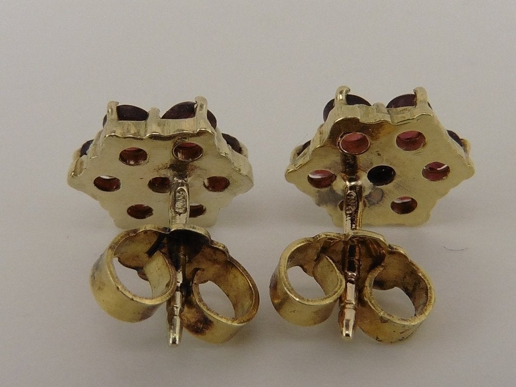 Gouden oorknopjes met granaat                            G65, Sieraden, Tassen en Uiterlijk, Oorbellen, Gebruikt, ., Ophalen of Verzenden