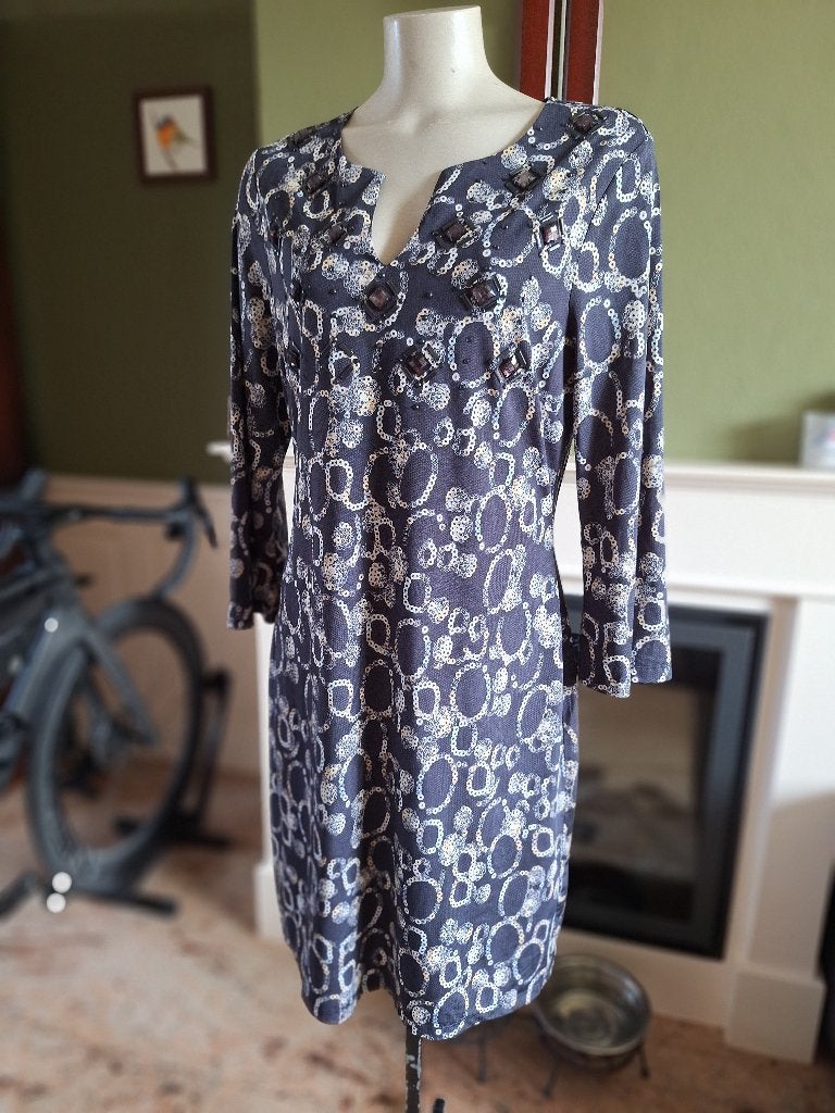 K-Design blauw grijze print jurk met stenen mt L, Kleding | Dames, K-design, Maat 42/44 (L), Zo goed als nieuw, Knielengte
