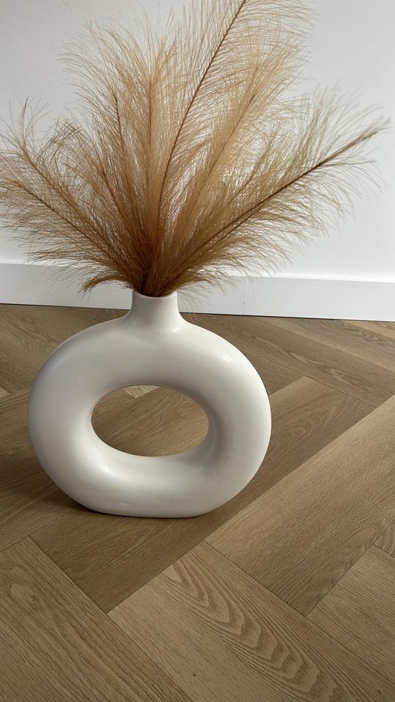 Donuts vaas met pampasgras | Boho decor, Wit, Aardewerk of Porselein, Ophalen of Verzenden, Zo goed als nieuw