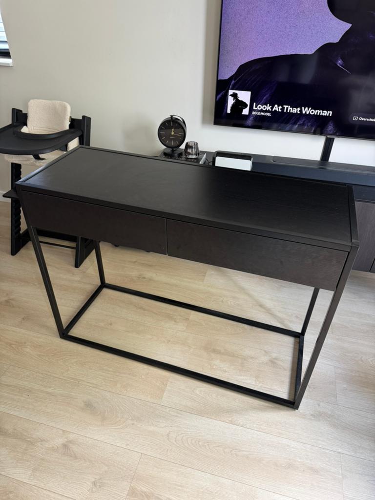 Stylevolle zwarte sidetabel, Huis en Inrichting, Ophalen, 100 tot 150 cm, Zo goed als nieuw, 25 tot 50 cm
