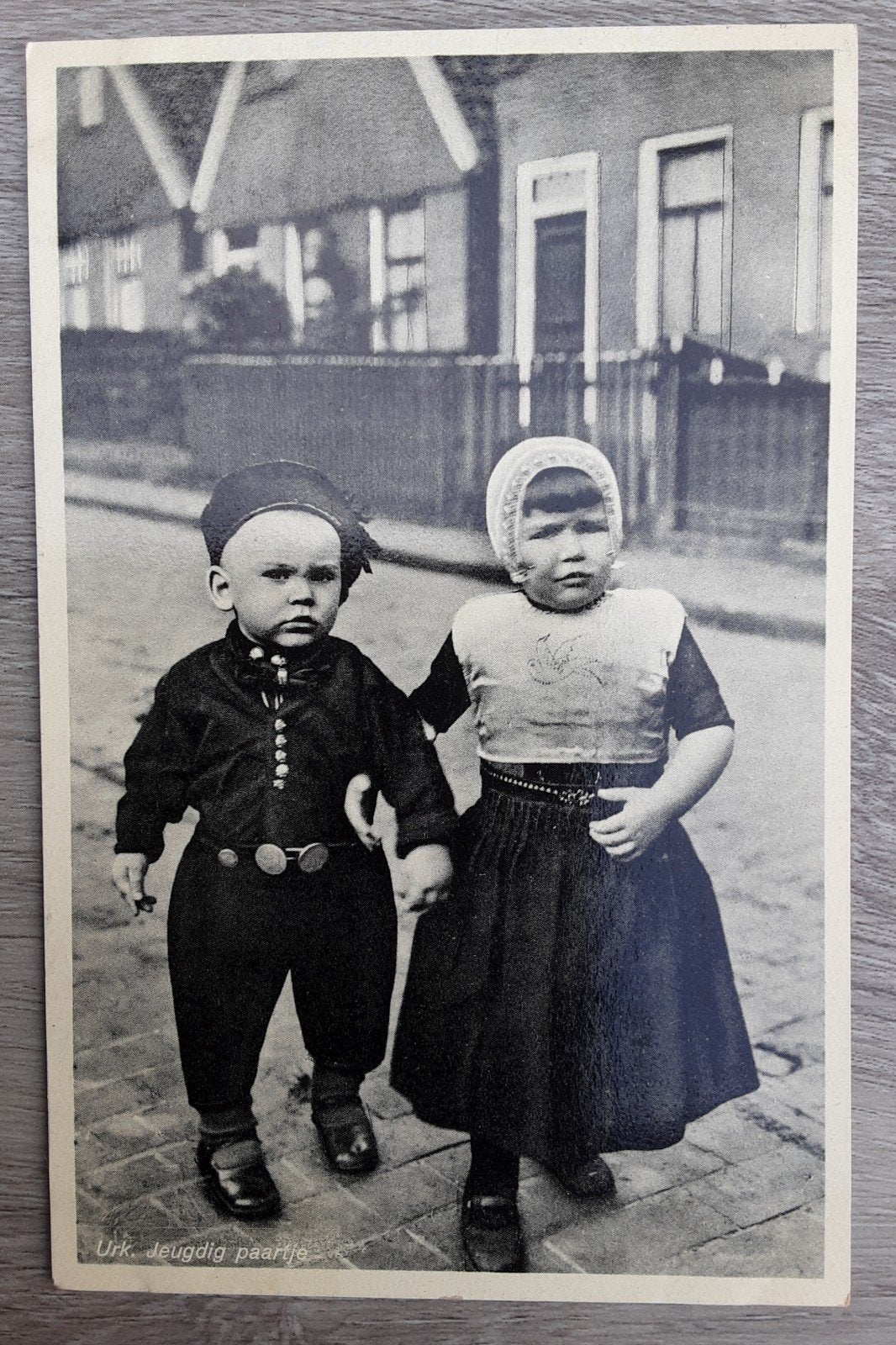 Fotokaart Urk: Jeugdig paartje in klederdracht, Ophalen of Verzenden, 1920 tot 1940, Gelopen, Flevoland