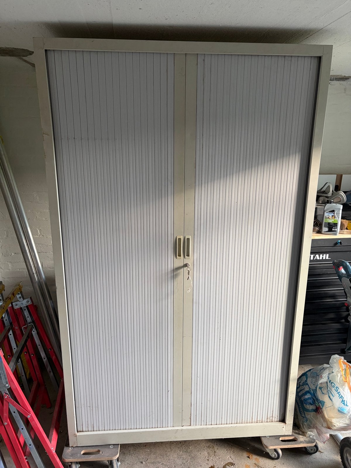 Metalen archiefkast met roldeuren en slot, Ophalen, Gebruikt, Meerdere deuren, 50 tot 100 cm