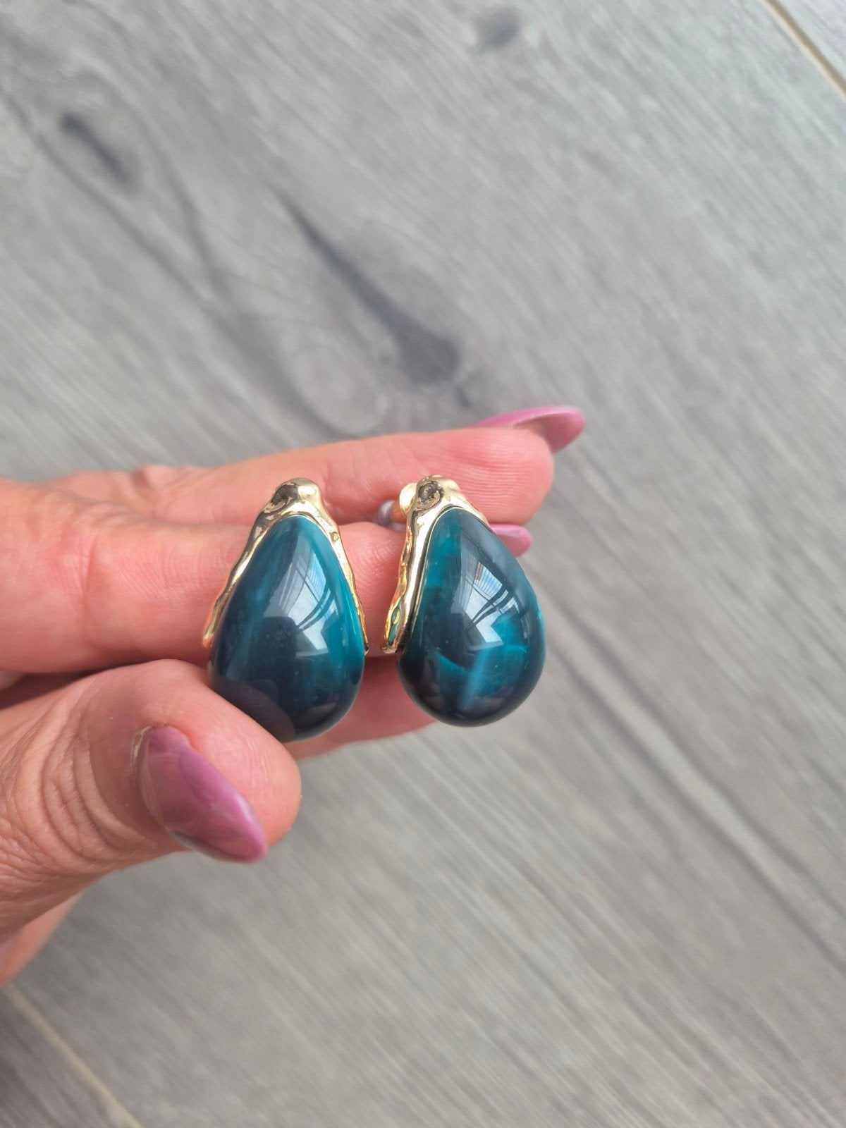 Nieuwe Goudkleurige Oorbellen met Donkerblauwe / Teal Hars, Ophalen of Verzenden, Nieuw, Blauw, Knopjes of Stekers