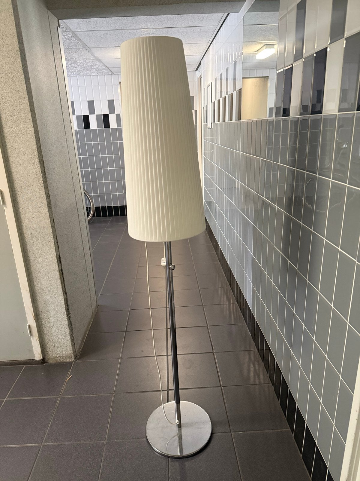 Witte Vloerlamp / Staande Lamp met Chromen Voet, Ophalen, Gebruikt, E27 (groot), Metaal