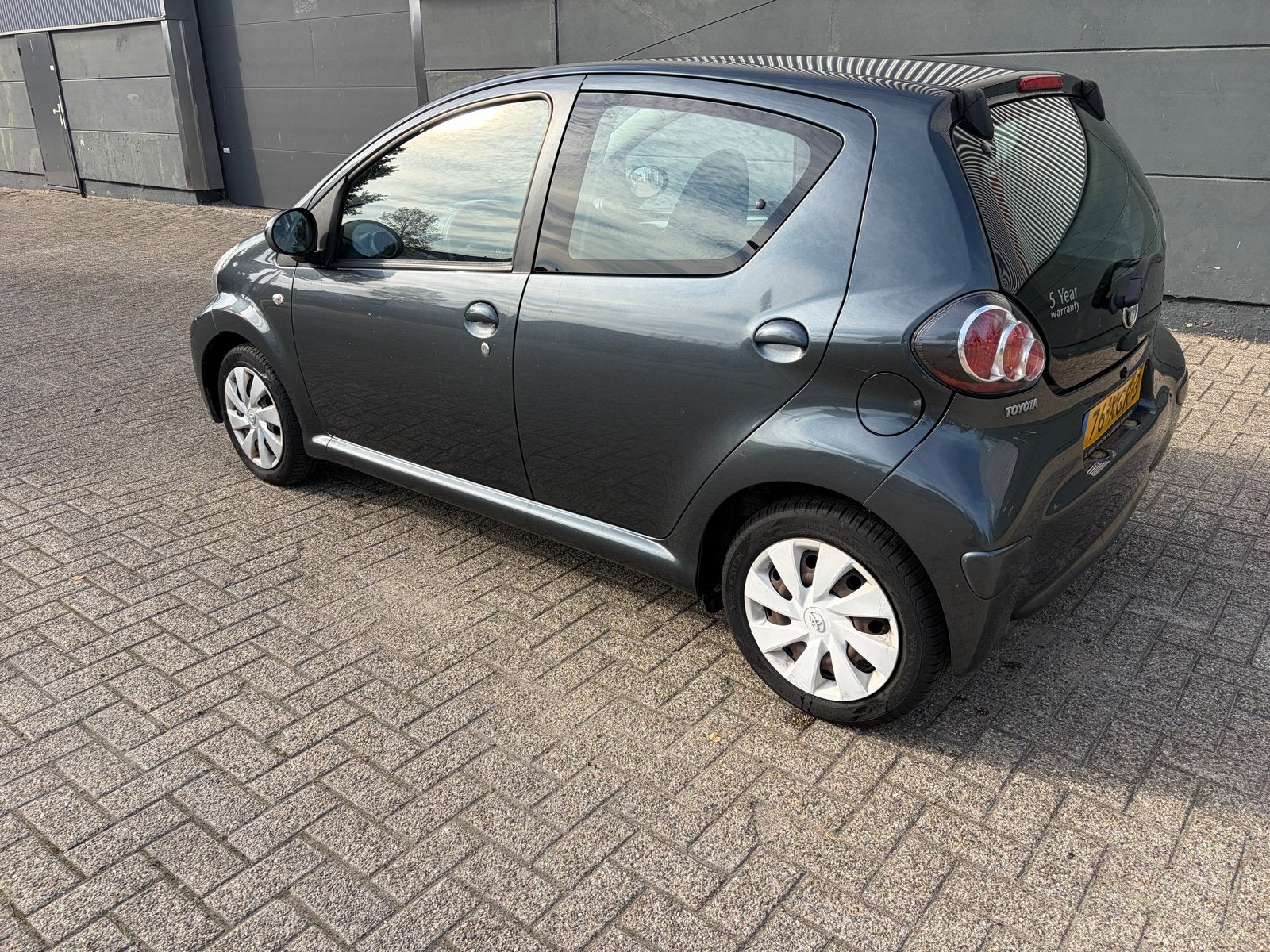 Toyota Aygo 1.0 12V Vvt-i 5DRS 2012 Grijs, Auto's, Voorwielaandrijving, 4 stoelen, Origineel Nederlands, Handgeschakeld