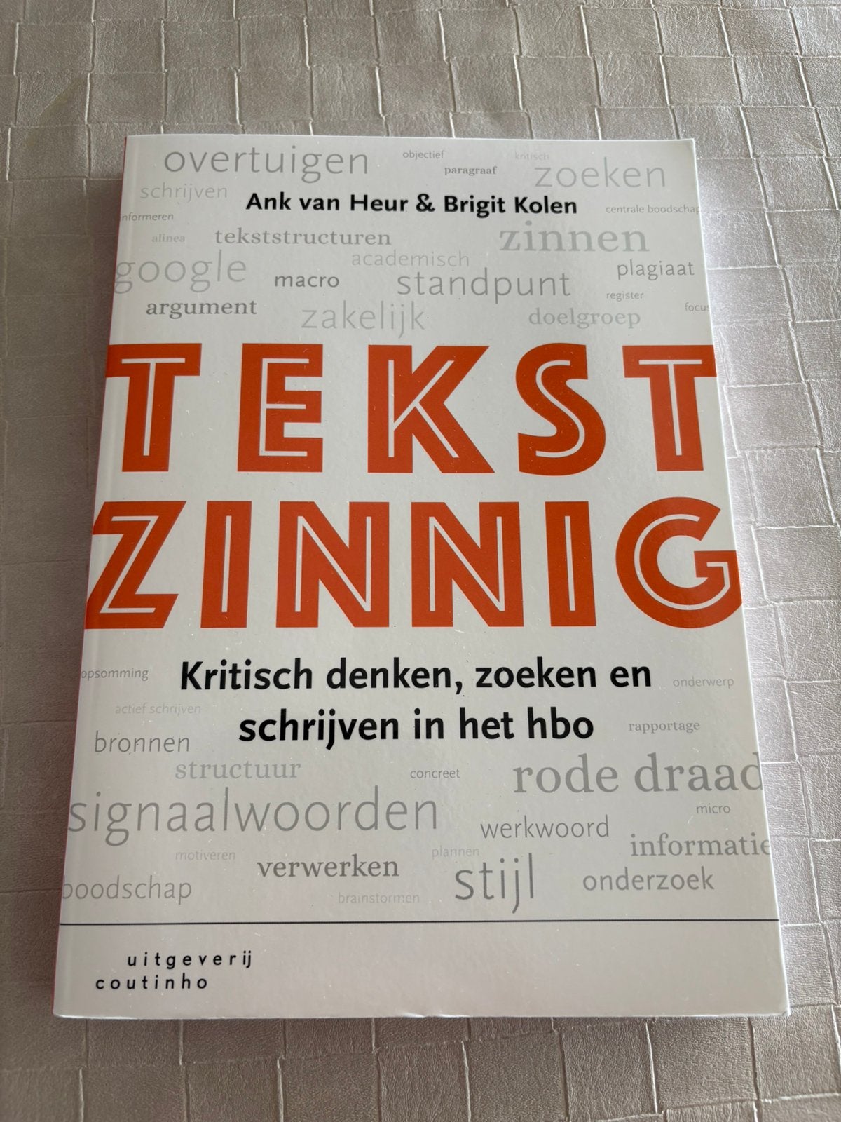 Tekst zinnig, Ophalen of Verzenden, Zo goed als nieuw