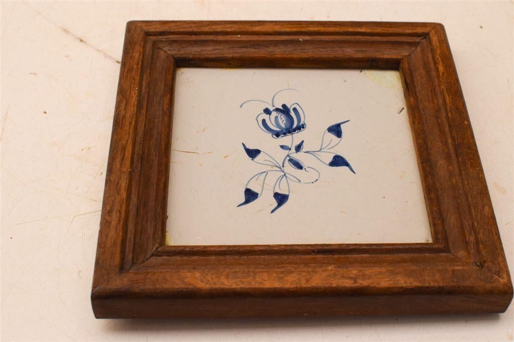 Wandtegel in houten lijstje met prent van een bloem 50635, Ophalen of Verzenden, Gebruikt