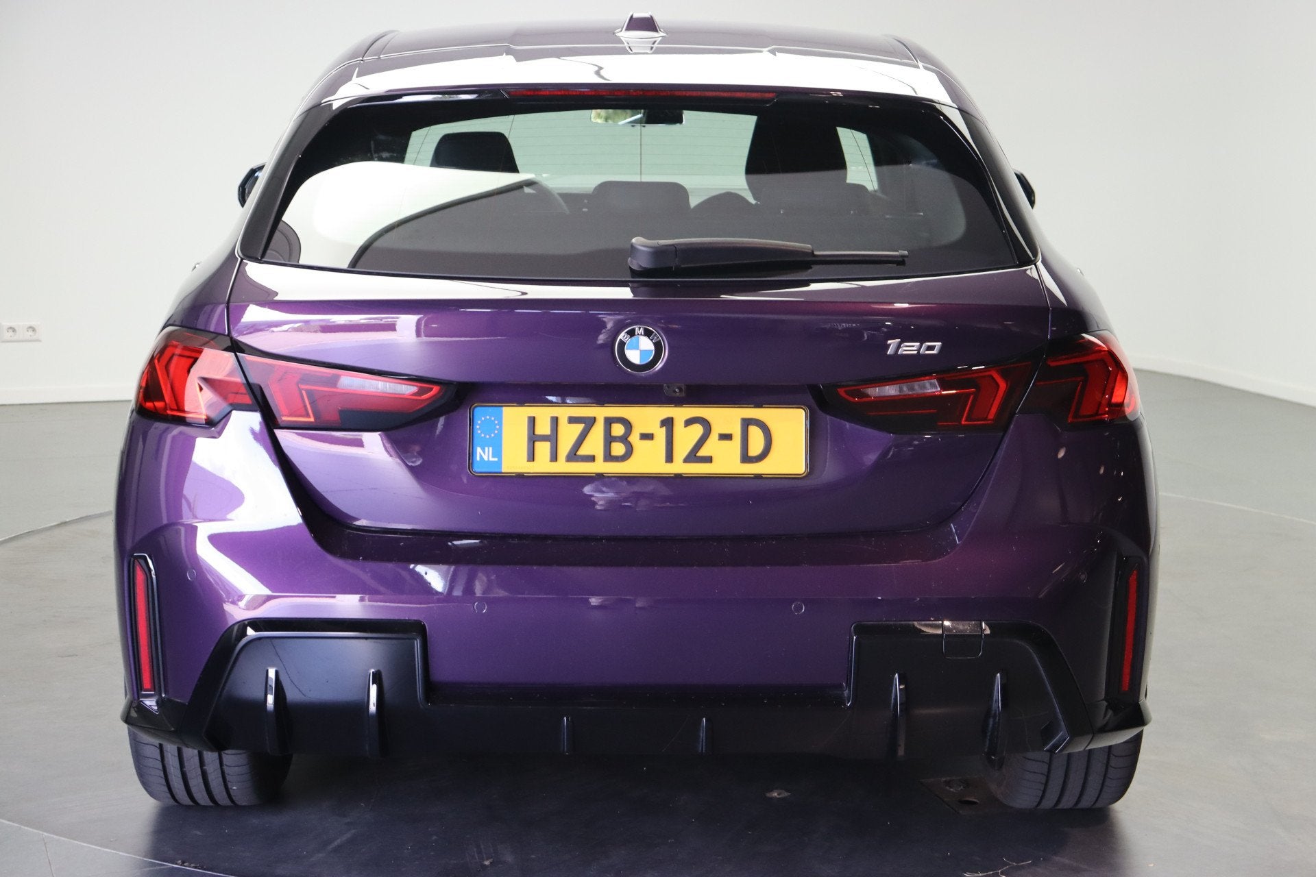 BMW 1 Serie 120 M Sport Automaat / Sportstoelen / Achteruitr, Gebruikt, Met garantie (alle), Metallic lak, Origineel Nederlands
