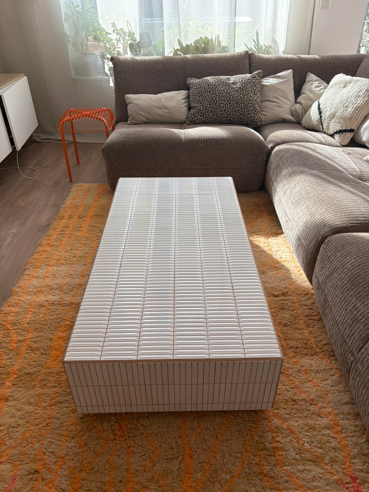 Geupcyclede salontafel. Met Kitkat tegel en karamel voeg., Overige materialen, 100 tot 150 cm, Zo goed als nieuw, 50 tot 100 cm