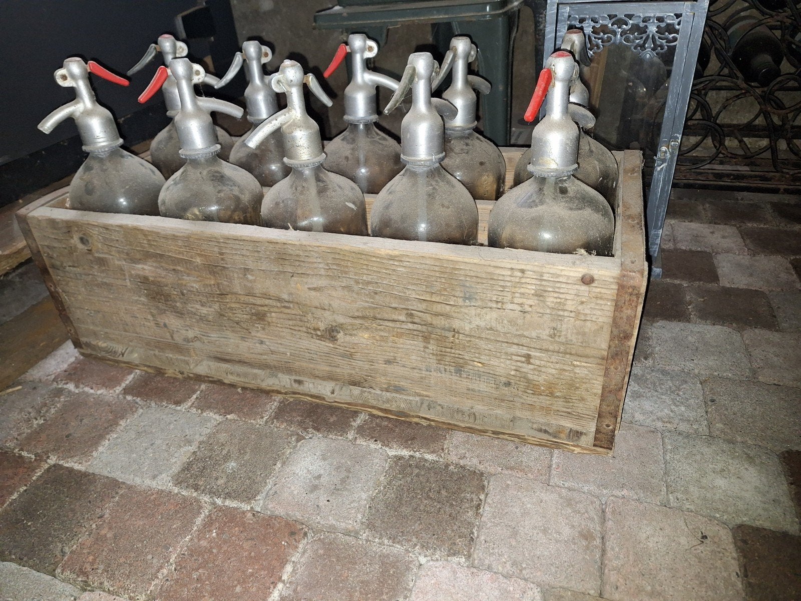 krat met spuitflessen, Ophalen
