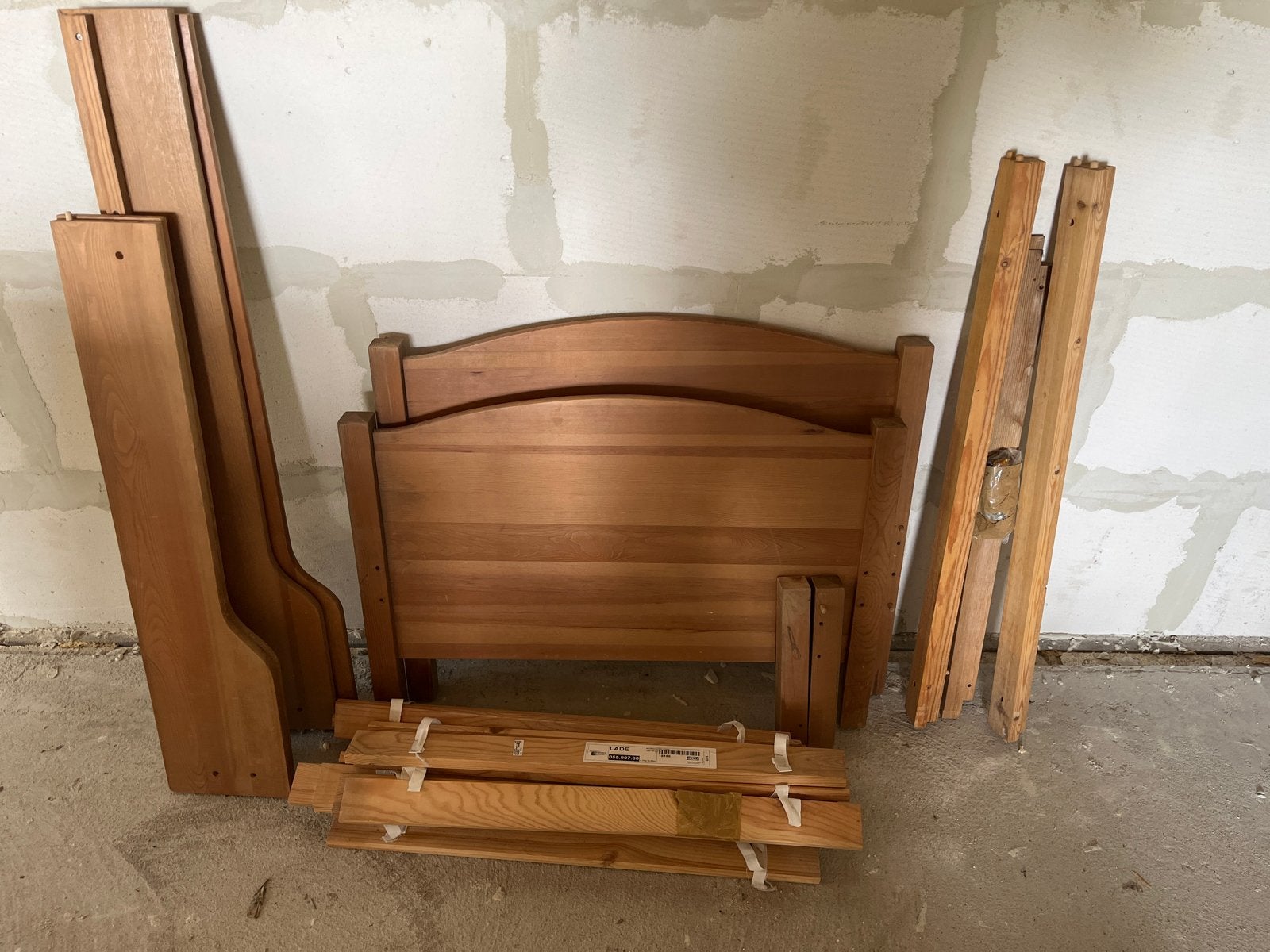 Ikea uitschuifbaar grenen kinderbedje met lattenbodem, Kinderen en Baby's, Ophalen, Gebruikt, 70 tot 85 cm, Lattenbodem