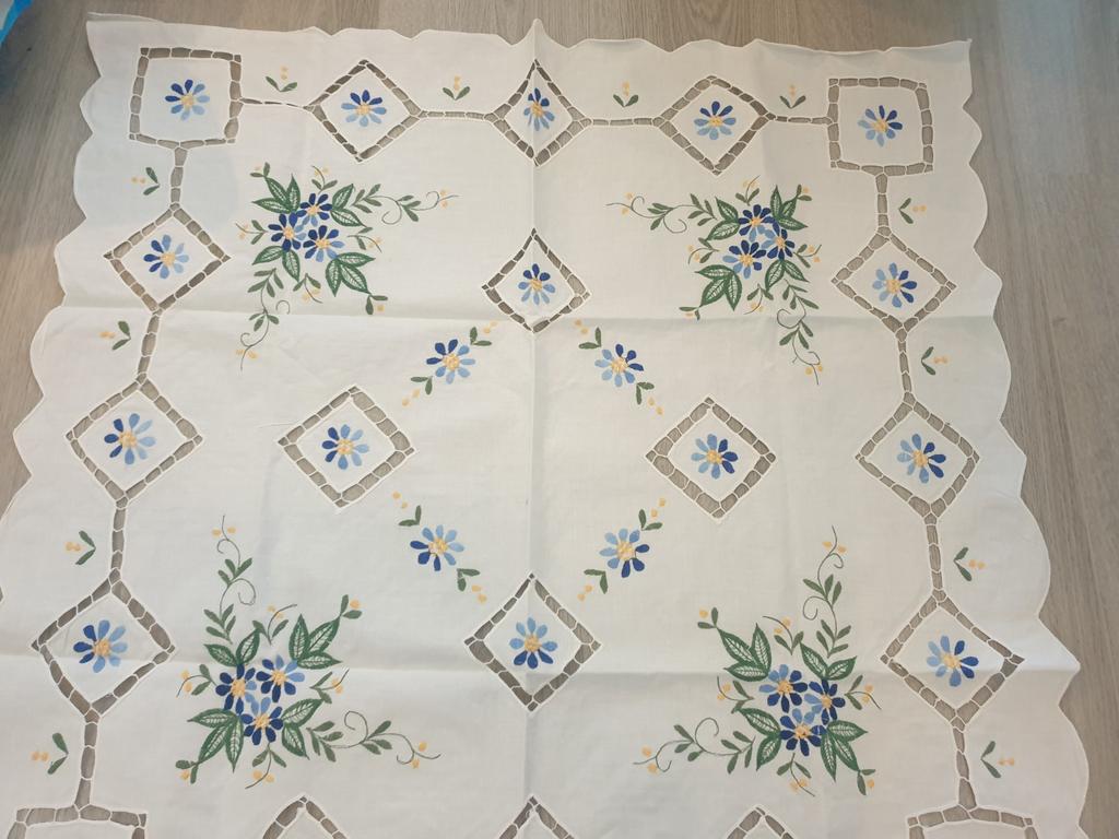 Geborduurd tafelkleed met bloemenpatroon, Huis en Inrichting, Tafelkleden, Ophalen, Nieuw