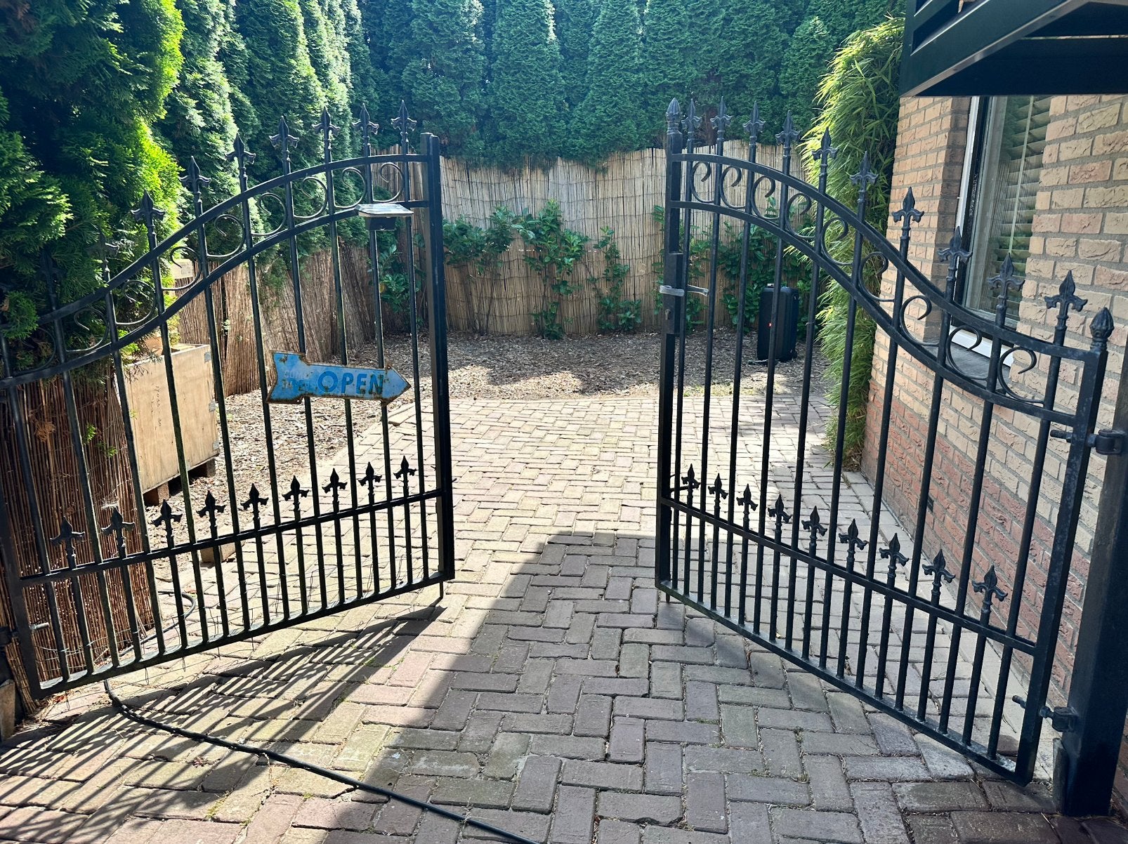 Dubbele poort sier smeedwerk incl bevestiging, Tuin en Terras, Ophalen, Zo goed als nieuw, IJzer, Sierhekwerk