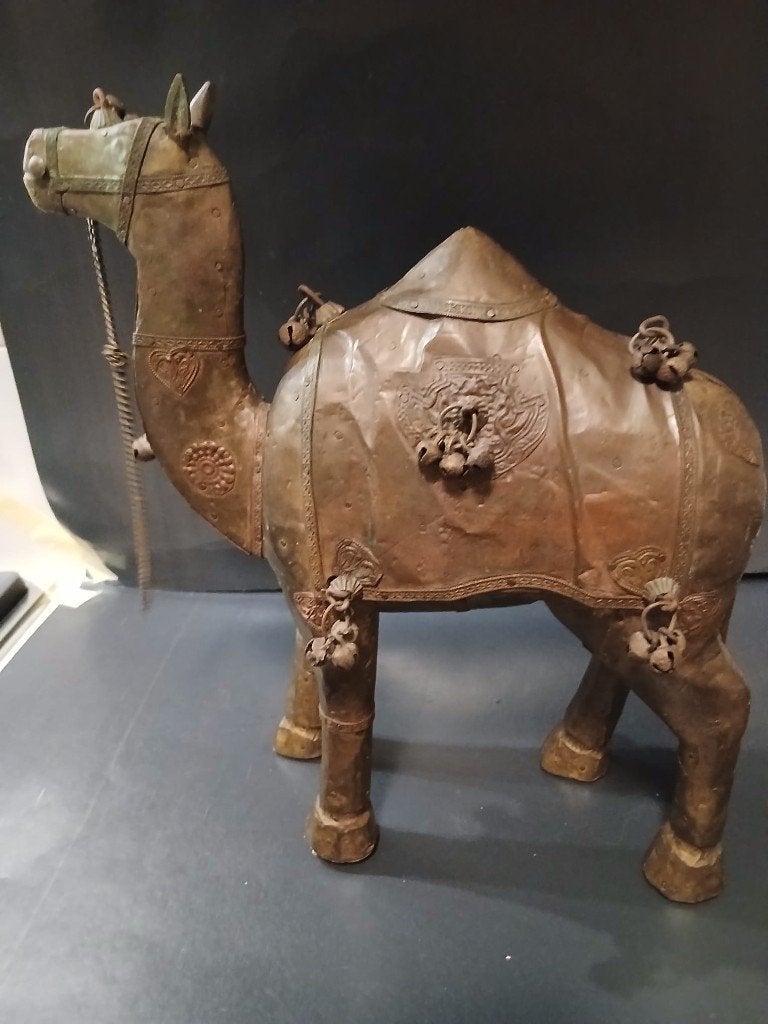 Grote houten kameelsculptuur bedekt met messing en koper, Antiek en Kunst, India, Ophalen of Verzenden, Beeld, Overige materialen
