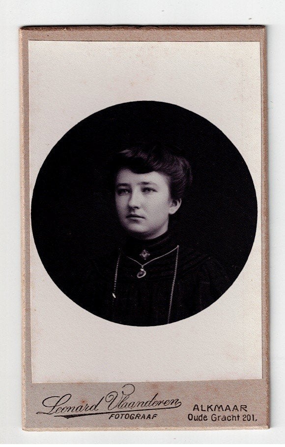 CDV nr. 35. Jongedame T. Bregman in mooie jurk (Alkmaar)., Gebruikt, Foto, Ophalen of Verzenden, Voor 1940