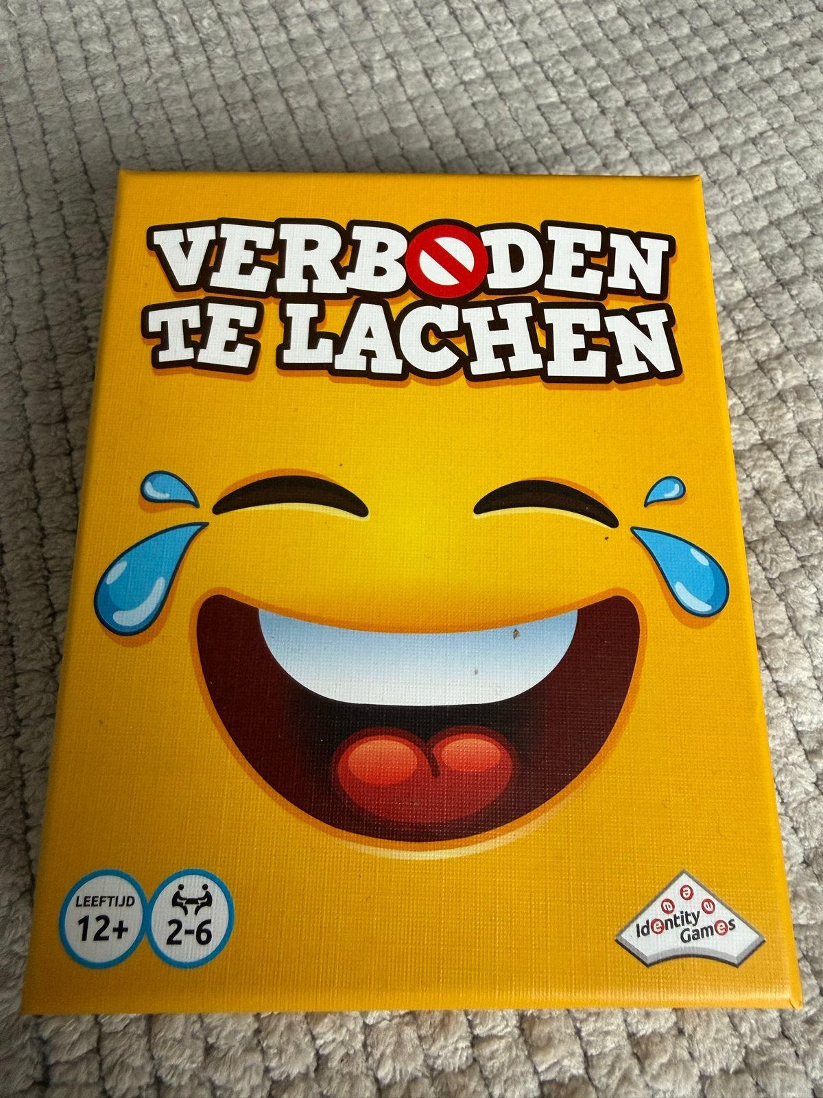 Verboden te Lachen - Hilarisch Gezelschapsspel, Een of twee spelers, Ophalen of Verzenden, Zo goed als nieuw