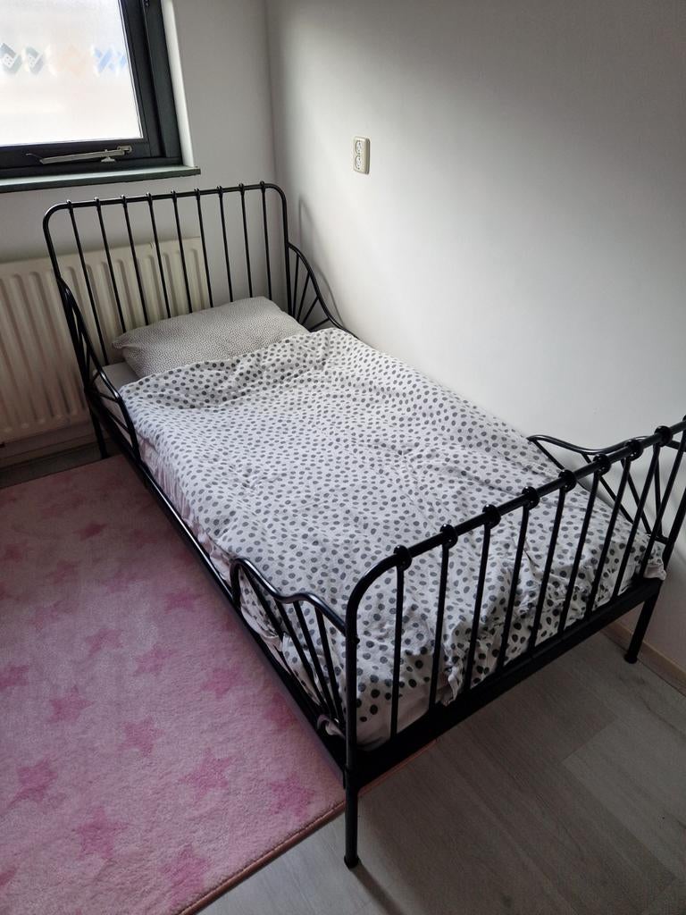 IKEA MINNEN meegroeibed zwart, Kinderen en Baby's, Kinderkamer | Bedden, Ophalen, Gebruikt