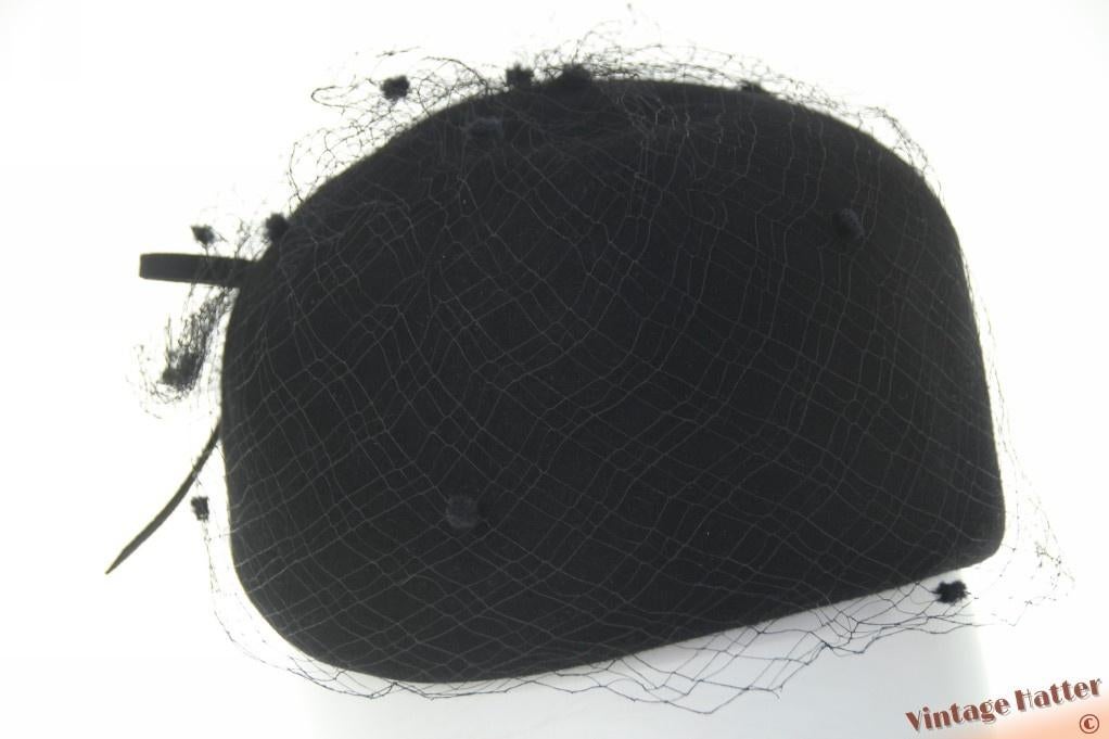 Vintage Dames cocktailhoed zwart vilt met voile 56-57, Kleding | Dames, Hoeden en Petten, Ophalen of Verzenden, Zo goed als nieuw