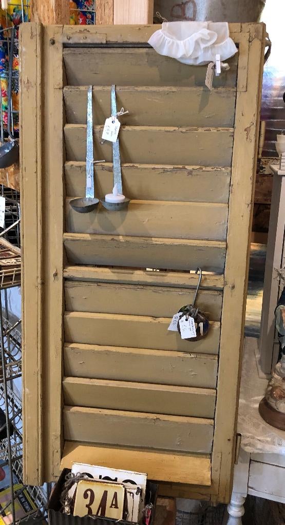 Brocante oude houten Louvre luik met draaibare lamellen, Ophalen