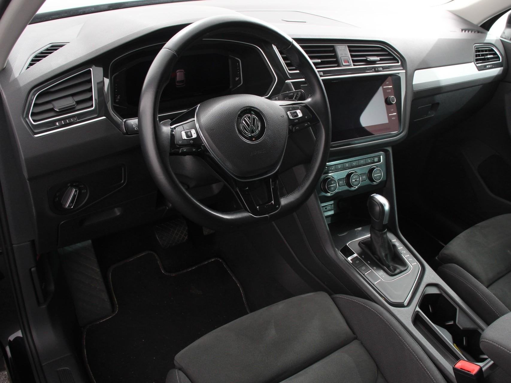 Volkswagen Tiguan 1.5 TSI Comfortline Team DSG Navigatie App, Stof, Zwart, 4 cilinders, 150 pk