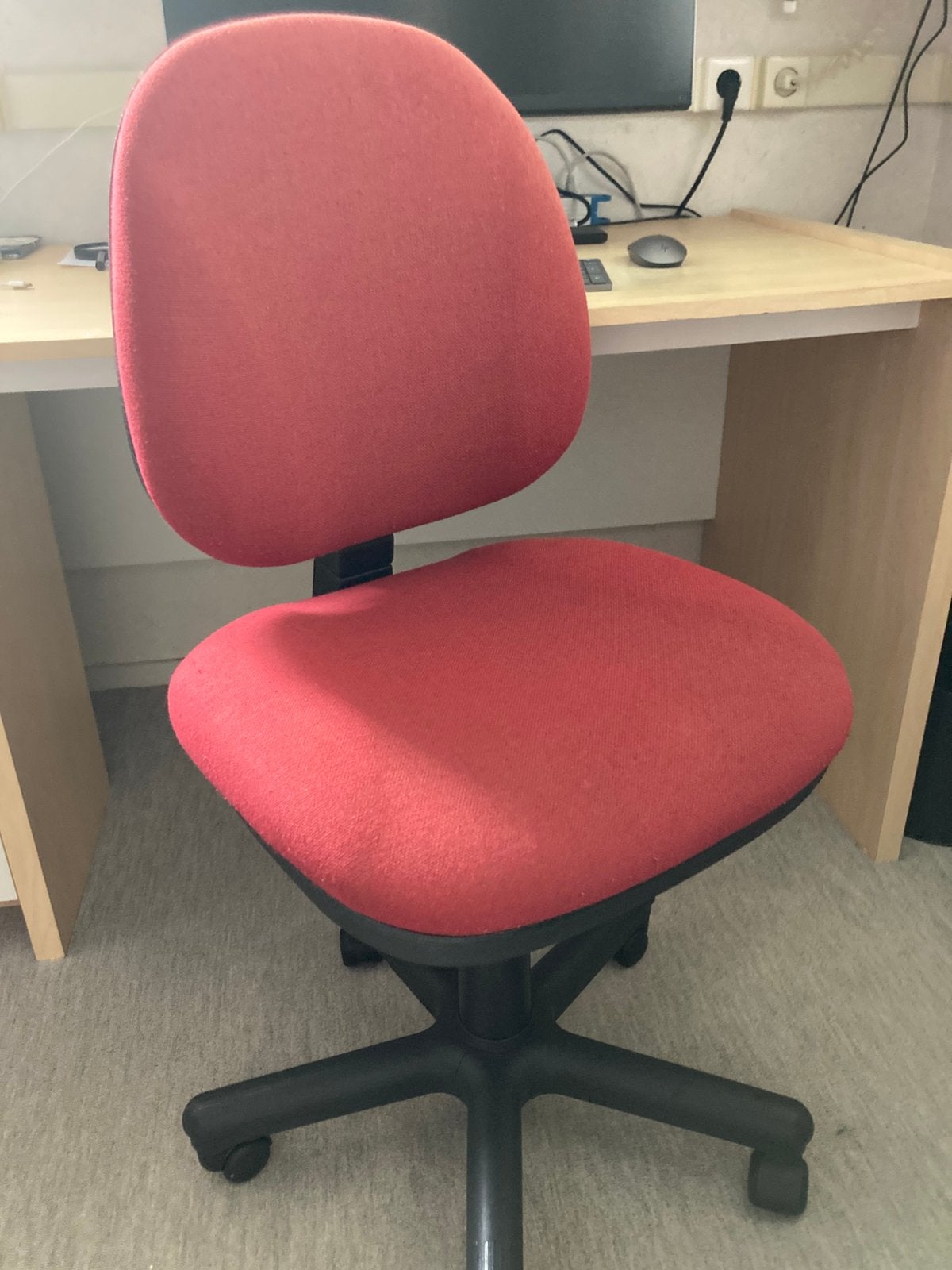 Rode beweegbare bureaustoel met zachte stoffen zitting., Ophalen, Gebruikt, Rood, Bureaustoel
