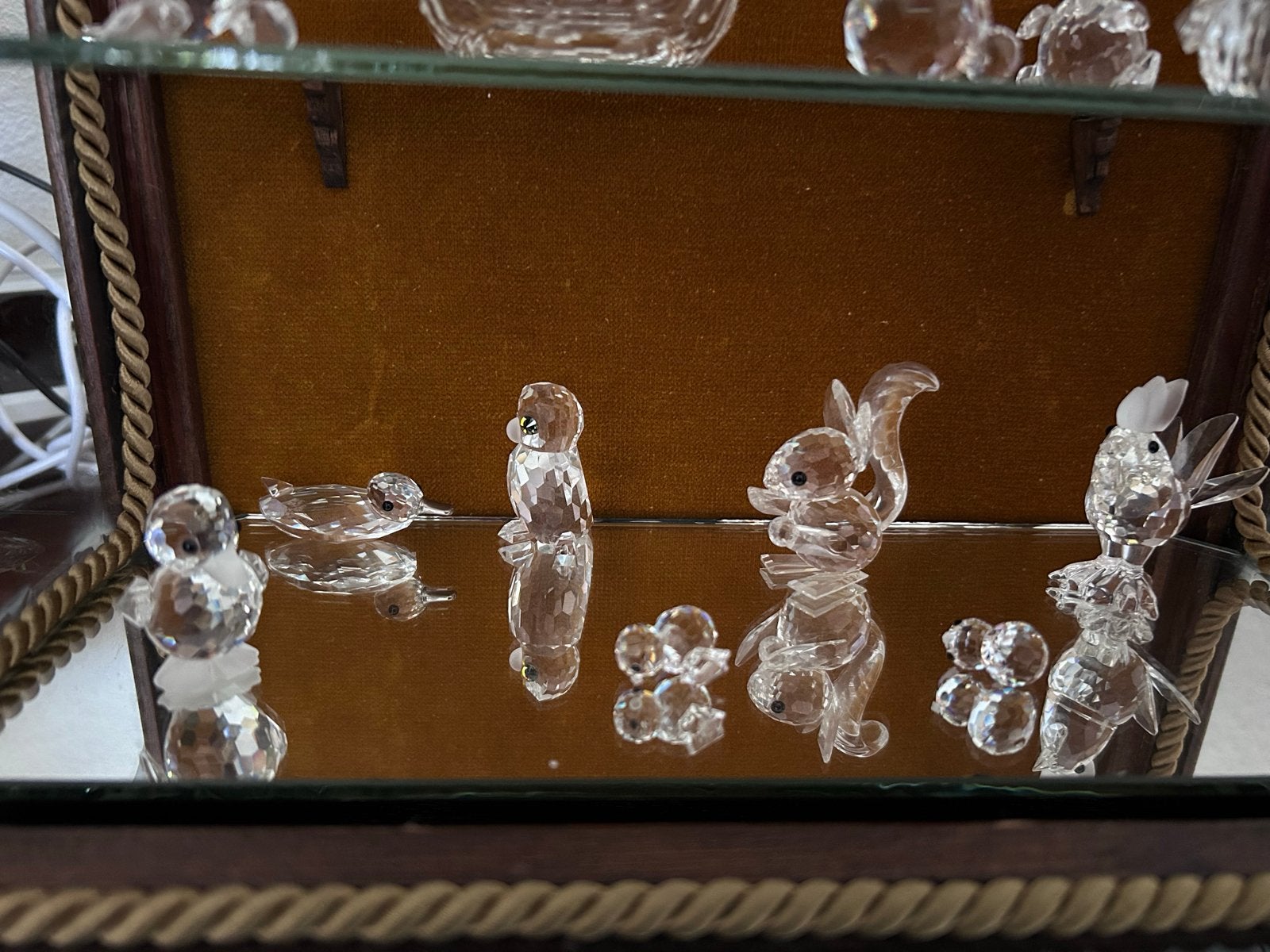 Swarovski kristallen beeldjes collectie in vitrinekast, Ophalen, Zo goed als nieuw