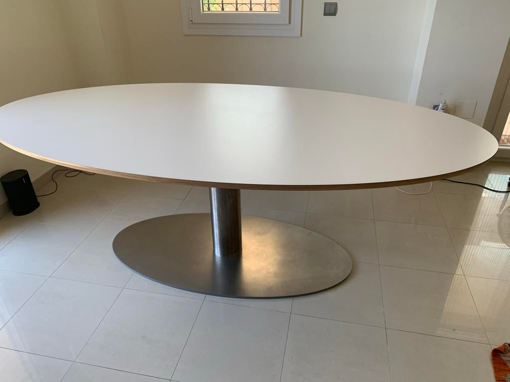 Moderne ovale eettafel met metalen voet, Gebruikt, 100 tot 150 cm, Ophalen of Verzenden, Vijf personen of meer