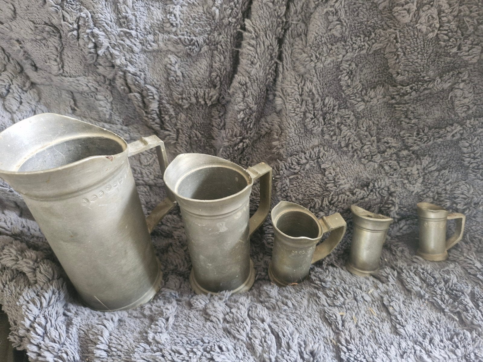 Antieke 5-delige set tinnen maatkannen met Engel-merk en ijk, Antiek en Kunst, Ophalen of Verzenden