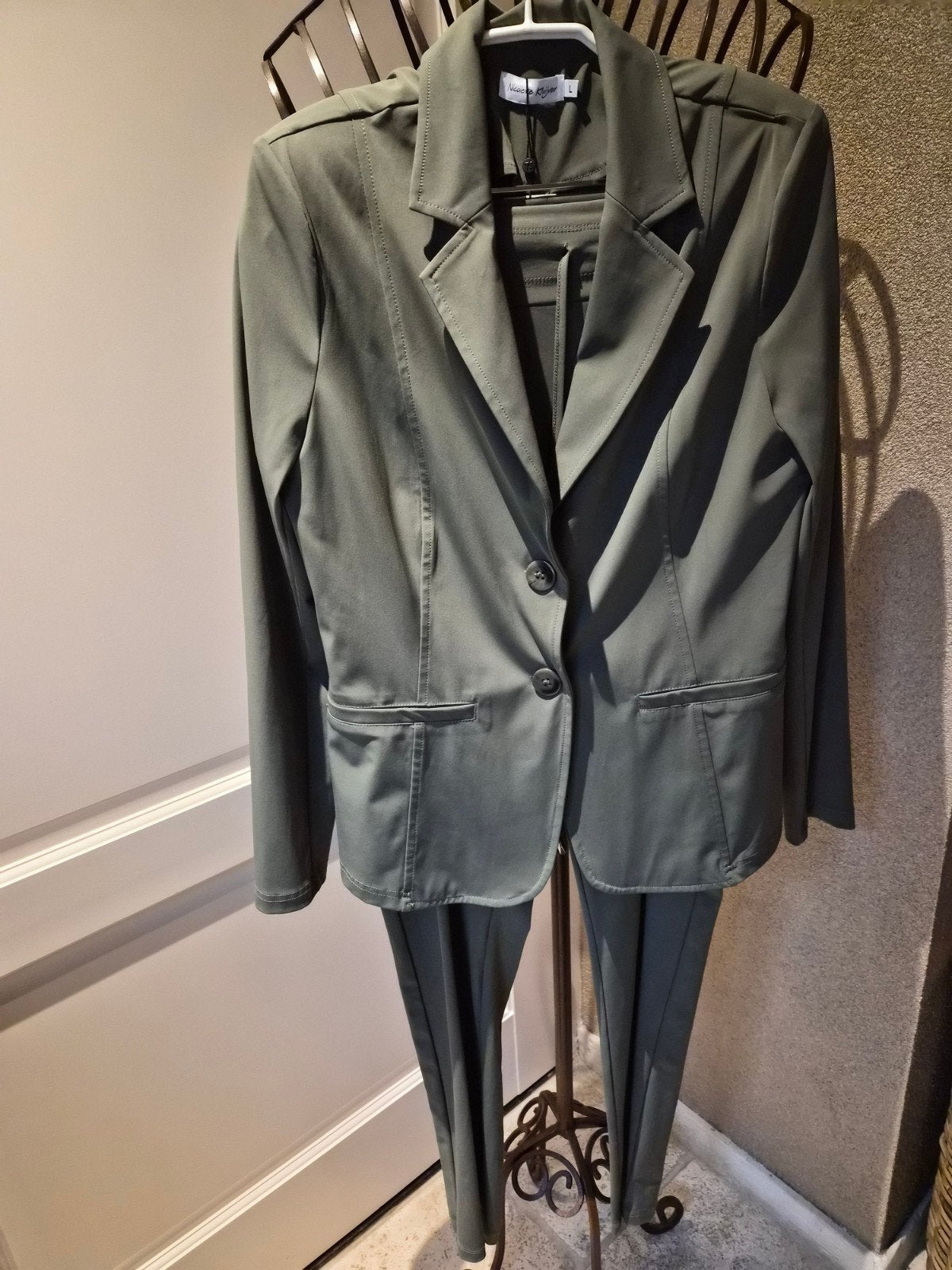 Nieuw pak travelstof Nicolette Kluijver, Ophalen of Verzenden, Nieuw, Maat 46/48 (XL) of groter, Groen