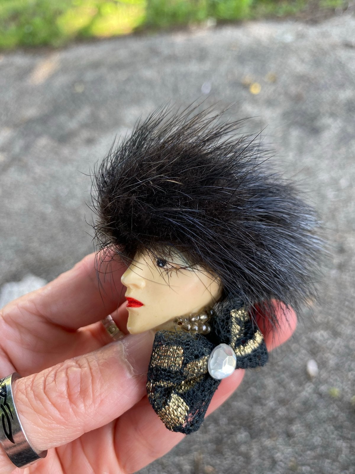 Vintage Broche Dame met Bontmuts en Strik, Met kristal, Overige materialen, 4 tot 7 cm, Gebruikt