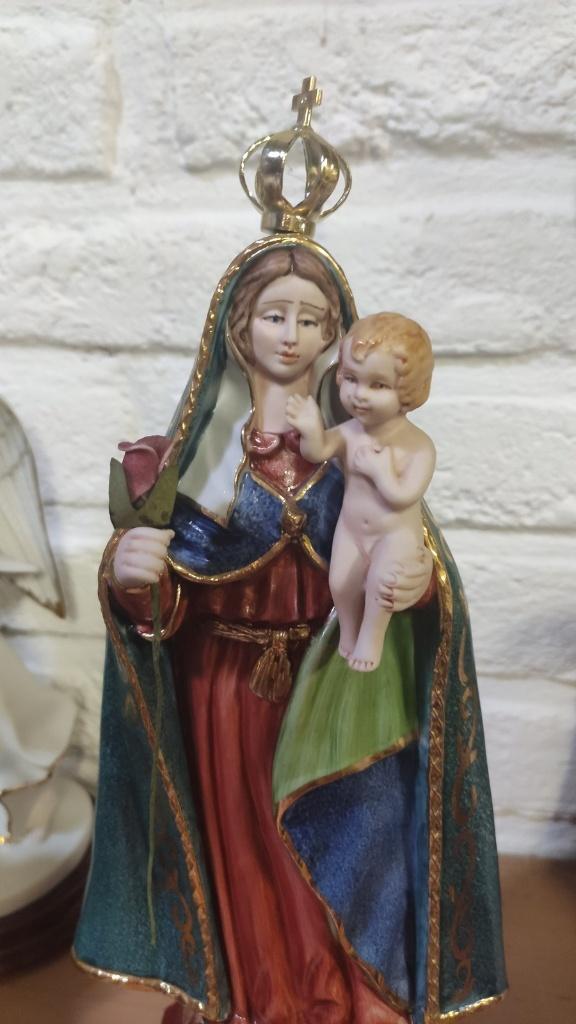 924 Mooi beeld Maria en Kind + drie engeltjes - porselein **, Ophalen of Verzenden, Zo goed als nieuw, Beeld(je), Christendom | Katholiek