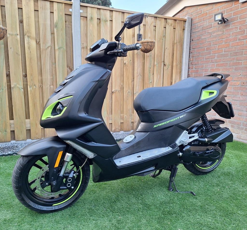 Mooie Peugeot speedfight 4 darksite edition, Ophalen, Maximaal 45 km/u, Zo goed als nieuw, Speedfight