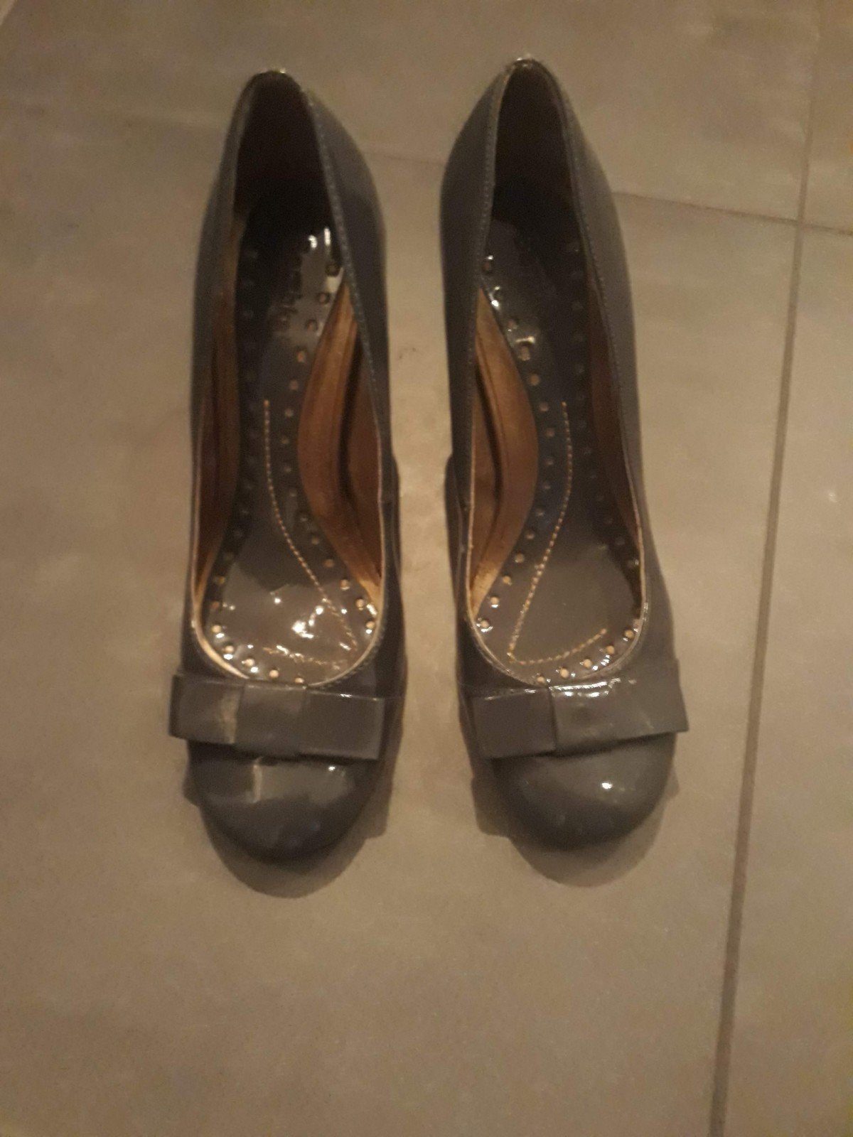 Bershka grijze lak-look pumps met strik, Kleding | Dames, Schoenen, Pumps, Zo goed als nieuw, Grijs, Bershka
