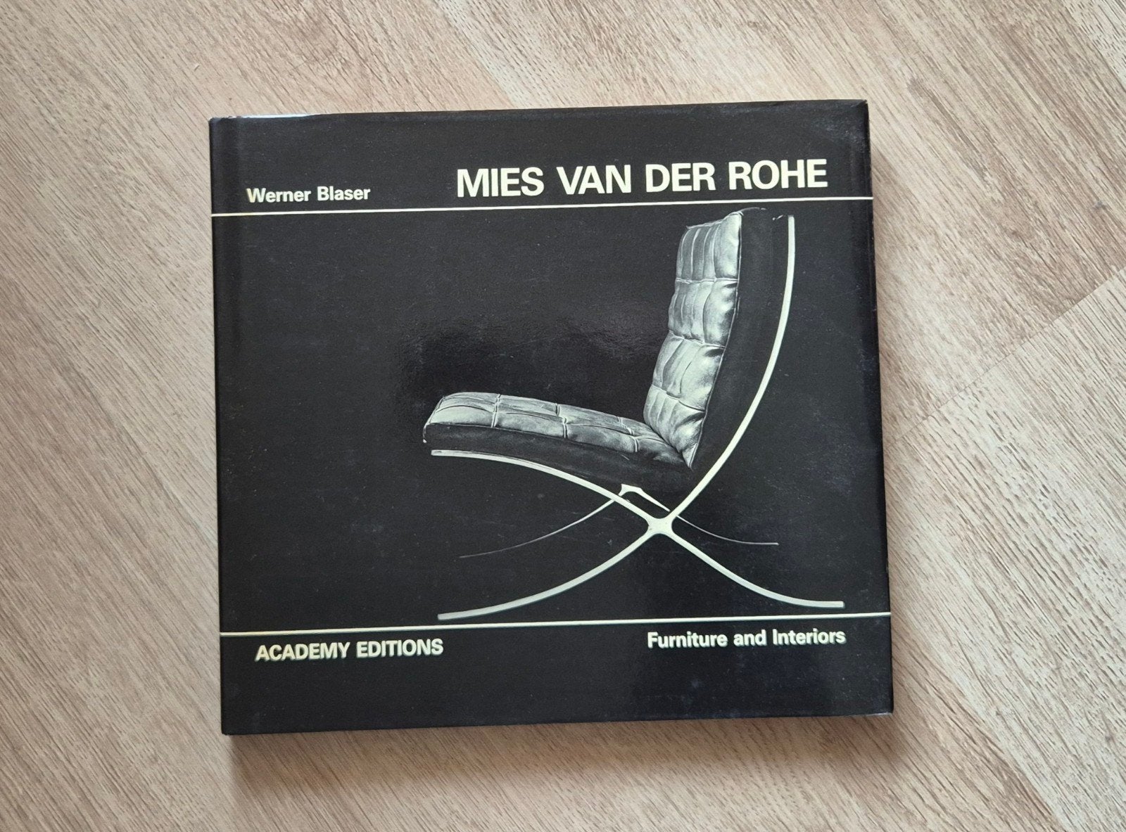Mies van der Rohe: Furniture and Interiors – Werner Blaser, Ophalen of Verzenden, Gelezen, Overige onderwerpen