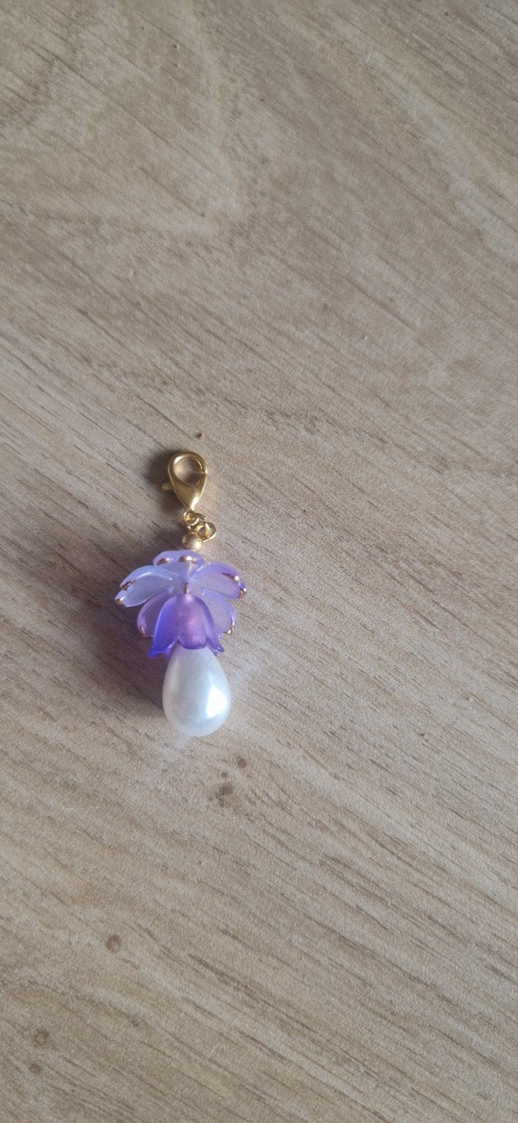 Mooie paarse bloem bedel met parel, Sieraden, Tassen en Uiterlijk, Bedels, Overige merken, Ophalen of Verzenden, Zo goed als nieuw
