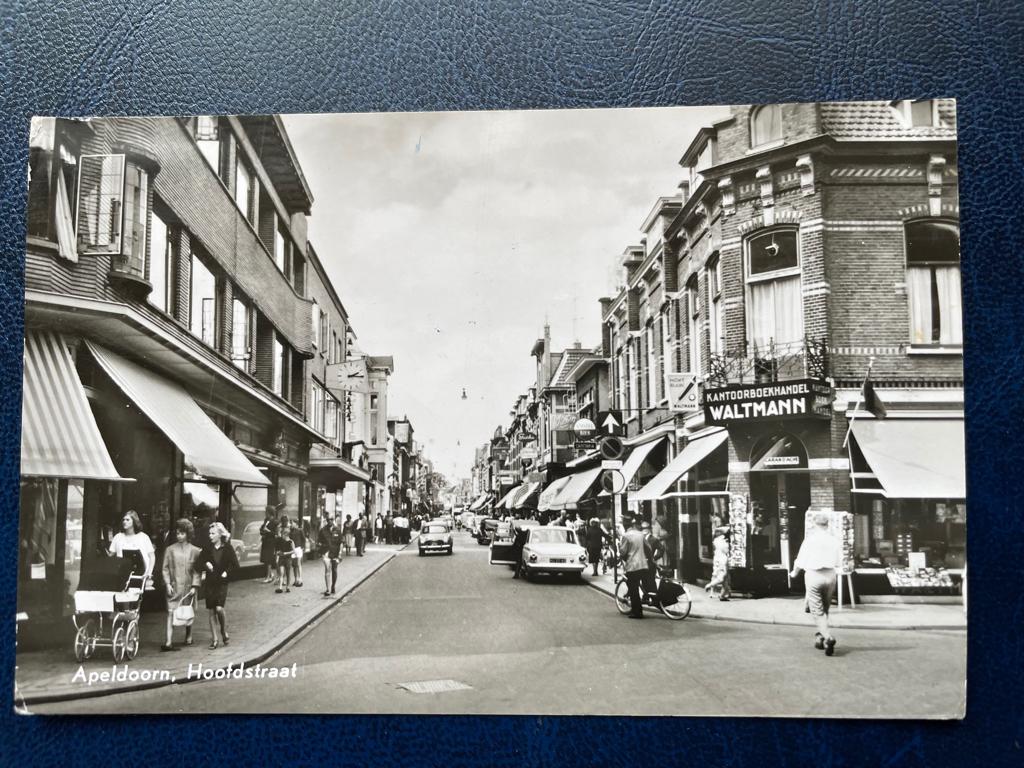 ansichtkaart van Apeldoorn ; Hoofdstraat met kinderwagen., Verzenden, 1960 tot 1980, Gelderland