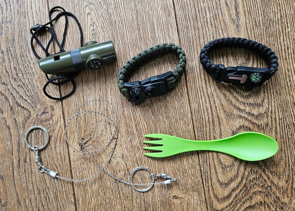 Survival Kit: Armbanden, Fluit, Draadzaag & Spork, Ophalen of Verzenden, Gebruikt