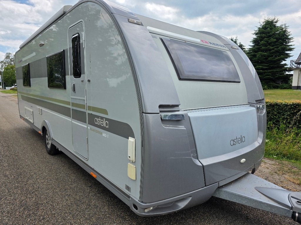 Adria Astella 663HT AIRCO E&P MOVER VAATWASS KINGSIZE Alpina, Caravans en Kamperen, Caravans, Standaardzit, Omvormbare zithoek