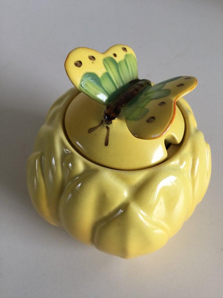 Honingpot geel keramiek met vlinder 9 cm made in England, Gebruikt, Keramiek, Overige typen, Ophalen of Verzenden