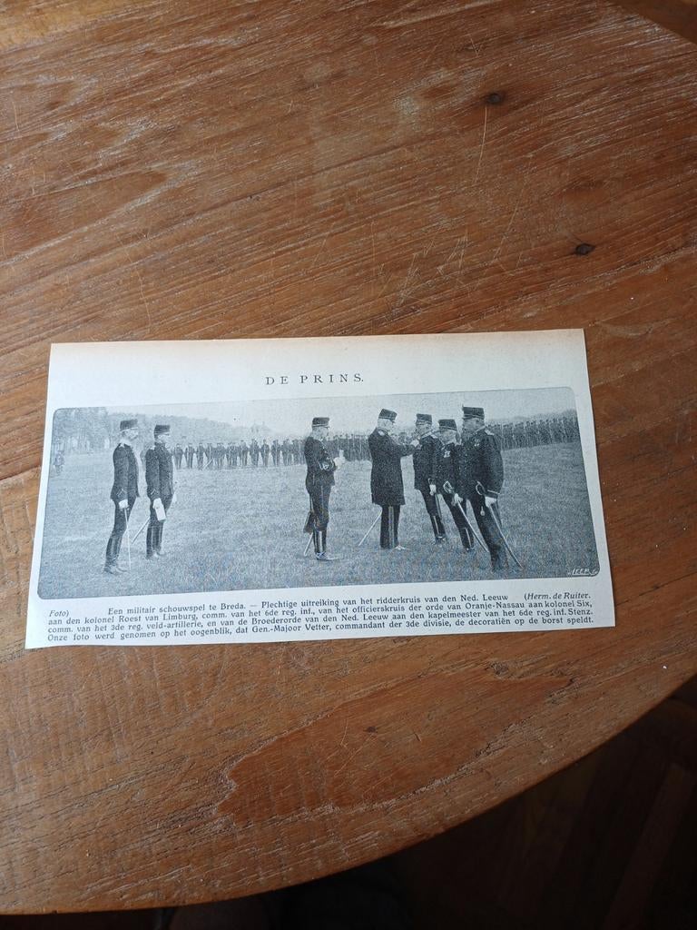 Knipsel uitreiking ridderkruis Roest van Limburg 1915, Verzamelen, Ophalen of Verzenden, Landmacht, Nederland, Embleem of Badge