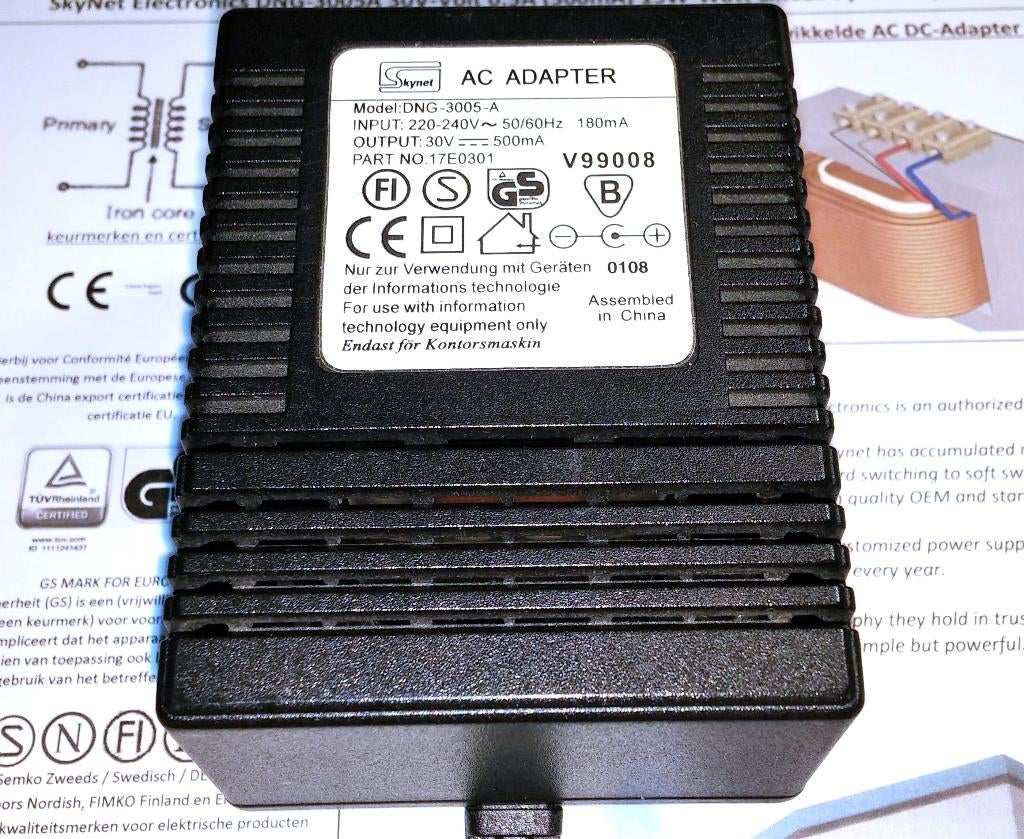 SkyNet DNG-3005A 30V 0.5A 15W Lineaire AC Adapter 2.5x5.5mm, Ophalen of Verzenden, Zo goed als nieuw