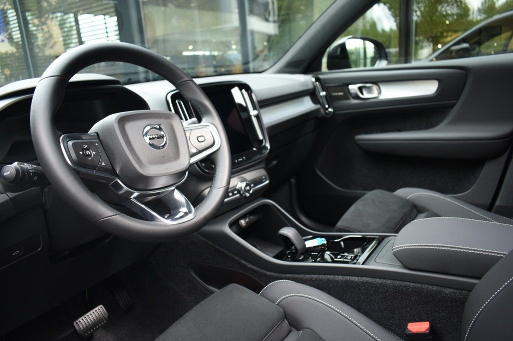 Volvo XC40 B4 197pk Plus Dark | Lighting | schuifdak | Trekh, Automaat, 1588 kg, Gebruikt, 4 cilinders