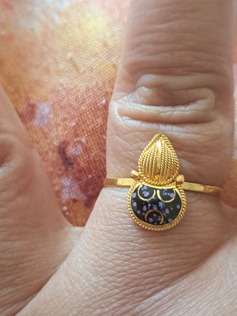 21karaat Gouden ring versteelbaar bewerkt met emaille, 18 tot 19, Nieuw, Ophalen of Verzenden, Dame