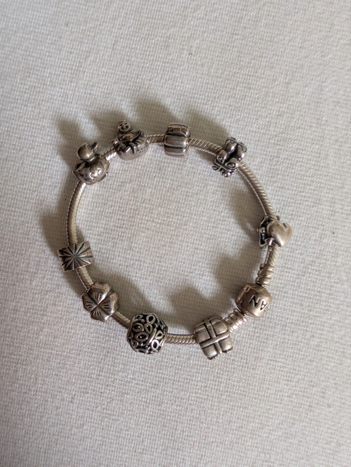 Pandora armband met diverse bedels, Sieraden, Tassen en Uiterlijk, Bedels, Pandora, Ophalen of Verzenden, Zo goed als nieuw, 4 bedels of meer