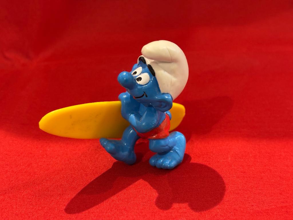 Surfsmurf smurf met surfplank. Hoogte 5,5 cm. Peyo 1991, Verzamelen, Smurfen, Ophalen, Zo goed als nieuw, Overige Smurfen, Poppetje, Figuurtje of Knuffel