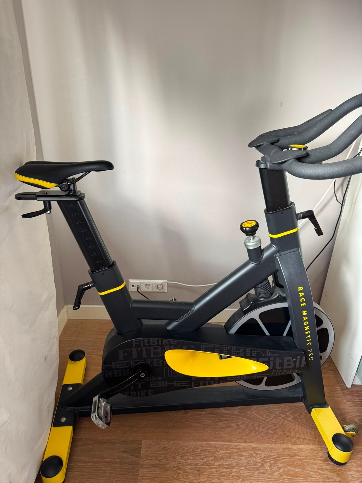 Fitbike Race Magnetic Pro Spinningfiets, Sport en Fitness, Fitnessapparatuur, Zo goed als nieuw, Spinningfiets, Benen, Metaal